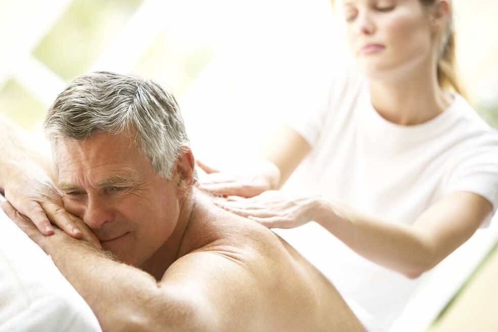 Un masaje de espalda mejora el bienestar y aumenta la potencia del hombre. 